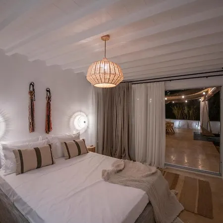 Little Amid Super Paradise-jackieo' Mykonos Super Paradise Beach (Mykonos)